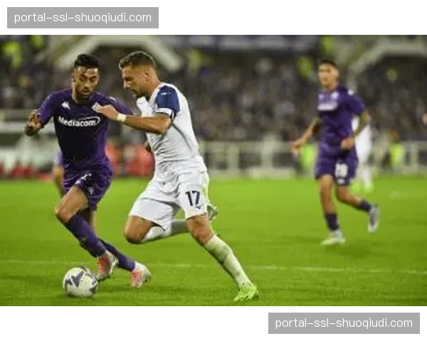 特写:看台上 scouts 如何记录一次失败的中场转换 特写:看台上 scouts 如何记录一次失败的中场转换