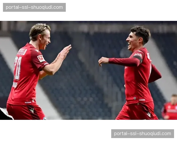 “比勒费尔德0-2负于法兰克福，主队混合防守在对手快速转移下频频失位”