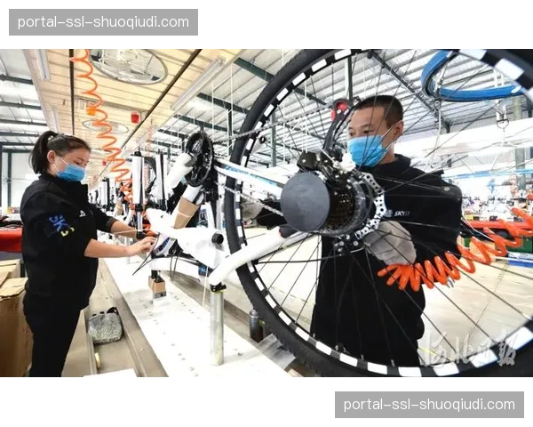 北方展广宗展区，客商仔细查看新款山地车焊接工艺与创新设计